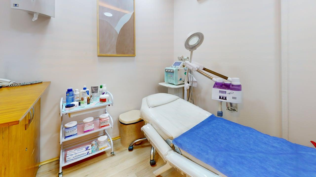 WHAM Clinics ekbYcaWT4cD-Bedroom